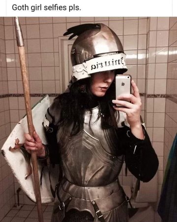Me trying to follow the 'goth girl selfies pls' trend